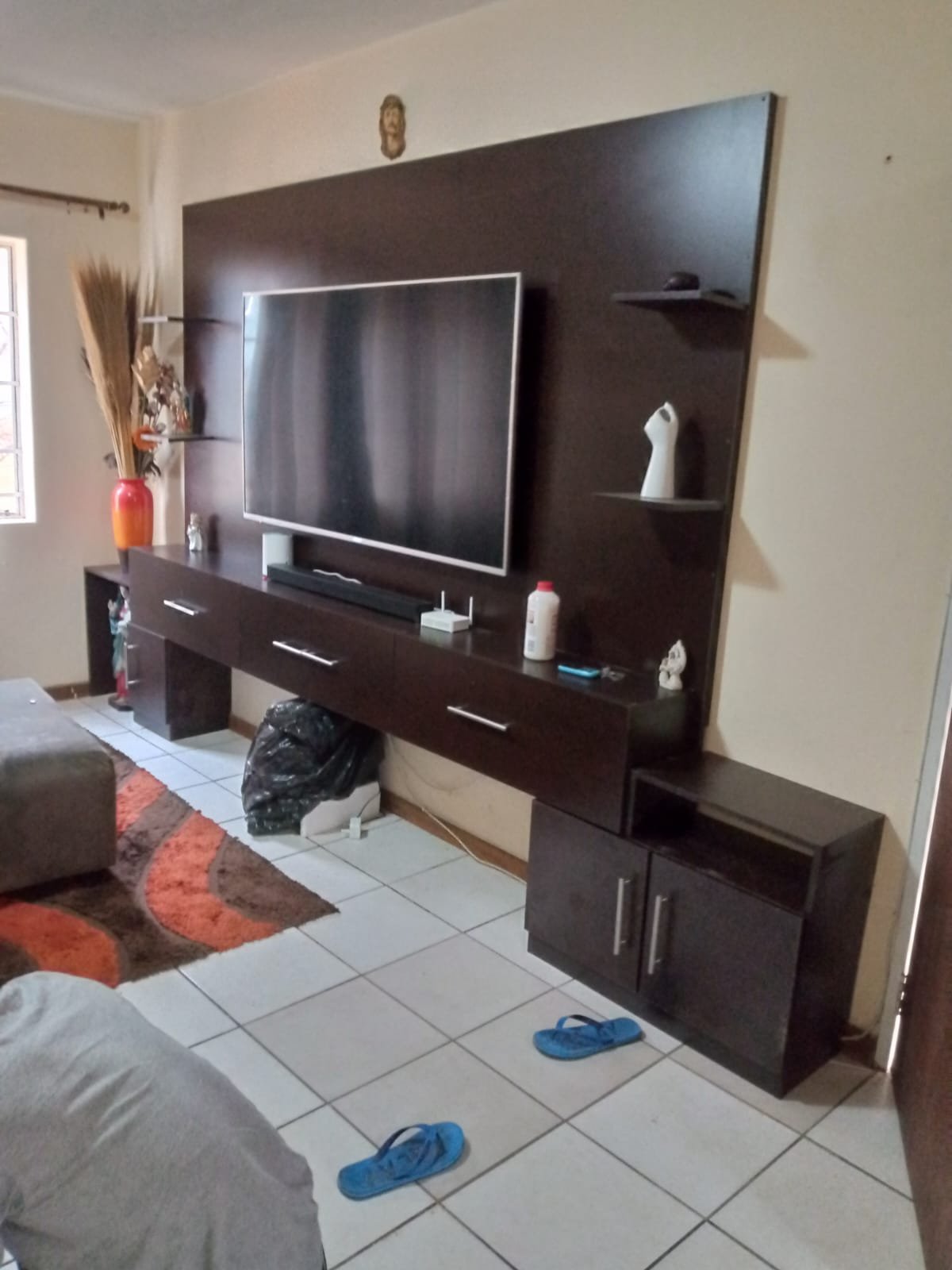 TV unit and feature wall fitting in lounge